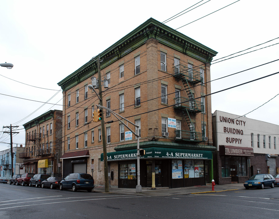 2200 Summit Ave in Union City, NJ - Building Photo