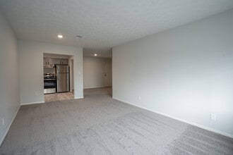 Center Court Apartments in Columbus, OH - Building Photo - Interior Photo