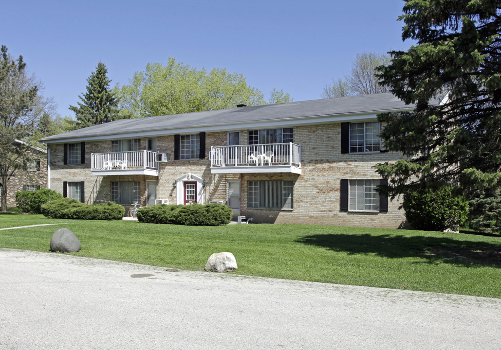 Linden Lane Apartments in Thiensville, WI - Building Photo