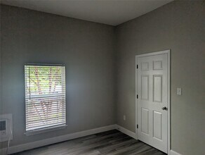 4902 McKinney St in Houston, TX - Foto de edificio - Building Photo
