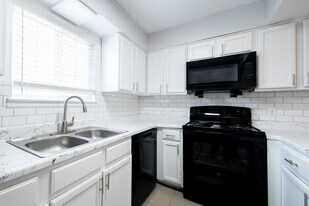 Country Lake Townhomes in Indianapolis, IN - Building Photo