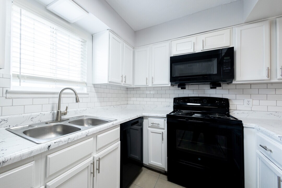 Country Lake Townhomes in Indianapolis, IN - Building Photo