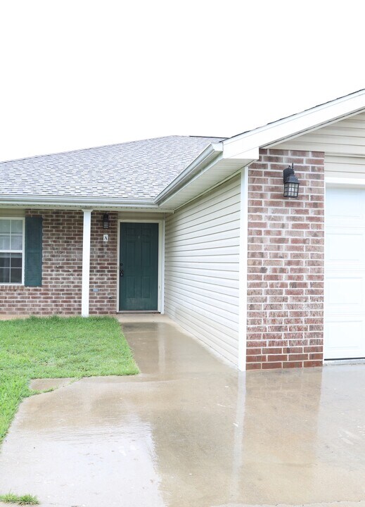 20901 Hartsburg Ln in St. Robert, MO - Building Photo