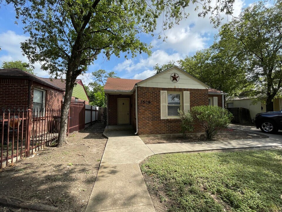 2504 Mission St in Fort Worth, TX - Building Photo