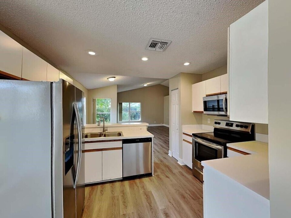 9220 Arborwood Cir in Davie, FL - Building Photo