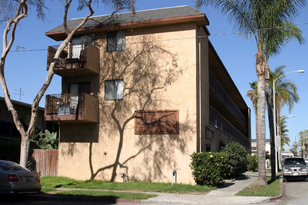 3341 E Wilton St in Long Beach, CA - Foto de edificio