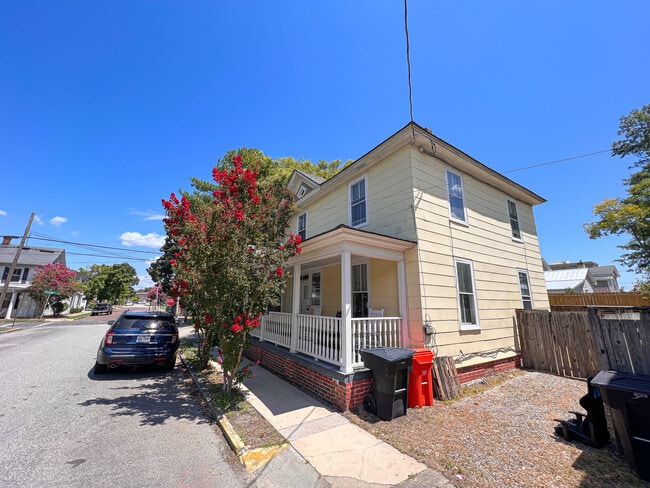 200 S Elliott St in Elizabeth City, NC - Foto de edificio - Building Photo