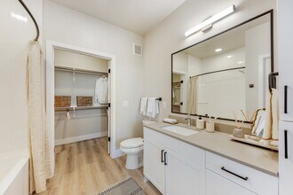 The Howard Apartments in Manor, TX - Foto de edificio - Building Photo