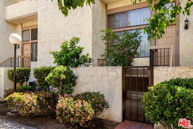 20224 Sherman Way in Los Angeles, CA - Building Photo - Building Photo