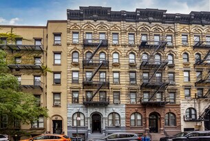 243 W 15th St in New York, NY - Building Photo