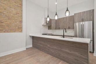 64 E Cedar St in Chicago, IL - Foto de edificio - Building Photo