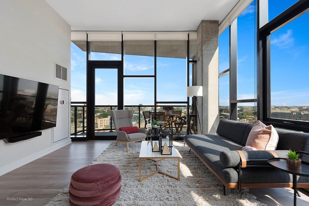 730 N Milwaukee Ave in Chicago, IL - Building Photo