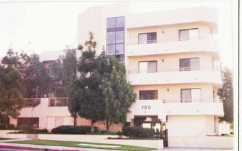 750 S Crenshaw Blvd in Los Angeles, CA - Foto de edificio - Building Photo