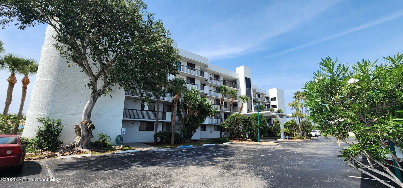300 Columbia Dr in Cape Canaveral, FL - Building Photo
