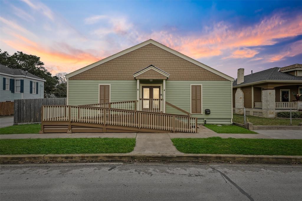 3328 Bernardo De Galvez Ave in Galveston, TX - Building Photo