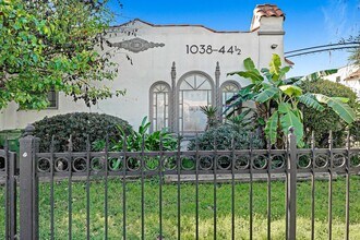 1038 W 57th St in Los Angeles, CA - Foto de edificio - Building Photo