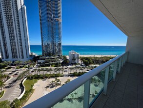 100 Bayview Dr in Sunny Isles Beach, FL - Foto de edificio - Building Photo
