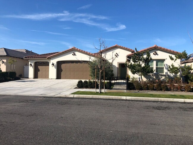 2915 Mandalay Pl in Bakersfield, CA - Foto de edificio - Building Photo