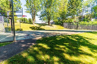 24928 103rd Ave SE in Kent, WA - Foto de edificio - Building Photo