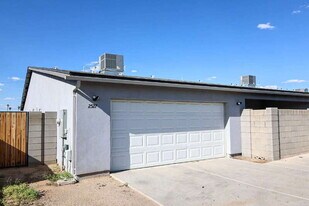 2527 E Broadway Rd in Phoenix, AZ - Building Photo