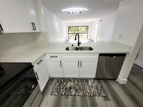 10317 NW 9th St Cir, Unit 202 in Miami, FL - Building Photo - Building Photo