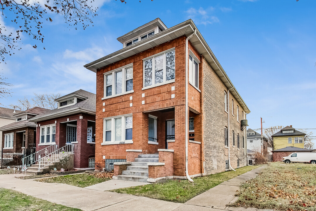 8204 S Marquette Ave in Chicago, IL - Building Photo