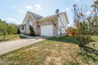 10116 Greenfield Woods Cir in Louisville, KY - Building Photo - Building Photo