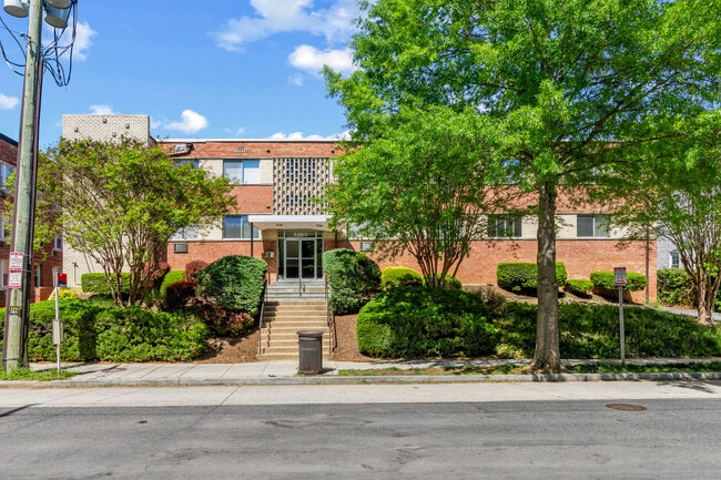 Foxhall Terrace in Washington, DC - Foto de edificio - Building Photo