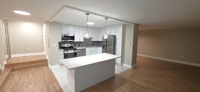 8801 W Golf Rd in Niles, IL - Building Photo - Building Photo