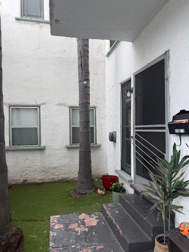 808 2/5-805 N Poinsettia Pl in Los Angeles, CA - Foto de edificio - Building Photo