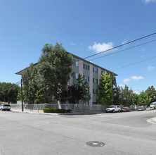 Oak Street Manor in Bellflower, CA - Building Photo - Building Photo