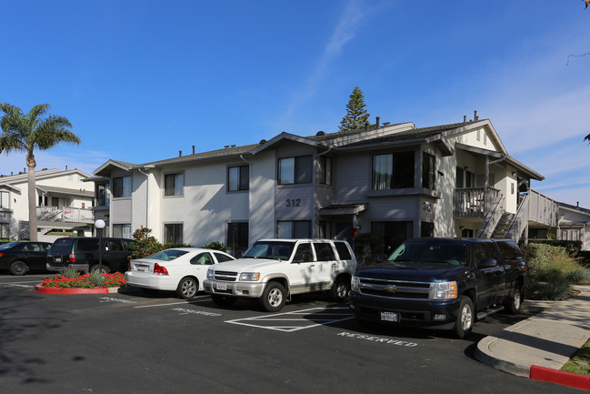 Seawind Apartments in Carlsbad, CA - Building Photo - Building Photo