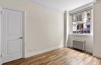 16 E 10th St in New York, NY - Building Photo - Building Photo