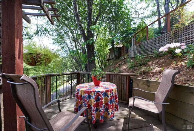 74 Briar Rd in Kentfield, CA - Foto de edificio - Building Photo