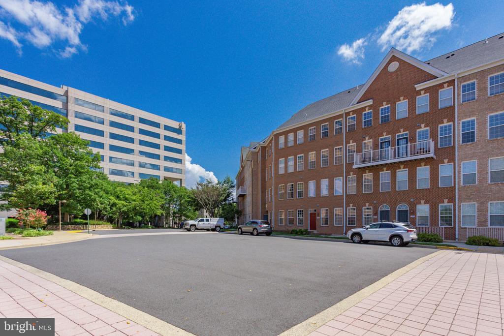 2653 Park Tower Dr in Vienna, VA - Building Photo