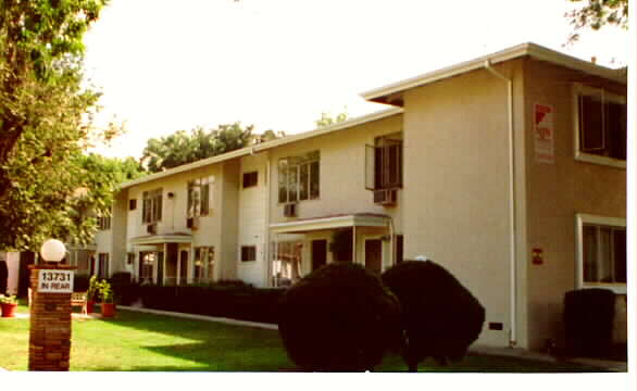 Sylvan Gardens in Van Nuys, CA - Building Photo