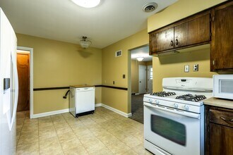 11851 N Springdale Ct in Mequon, WI - Building Photo - Building Photo