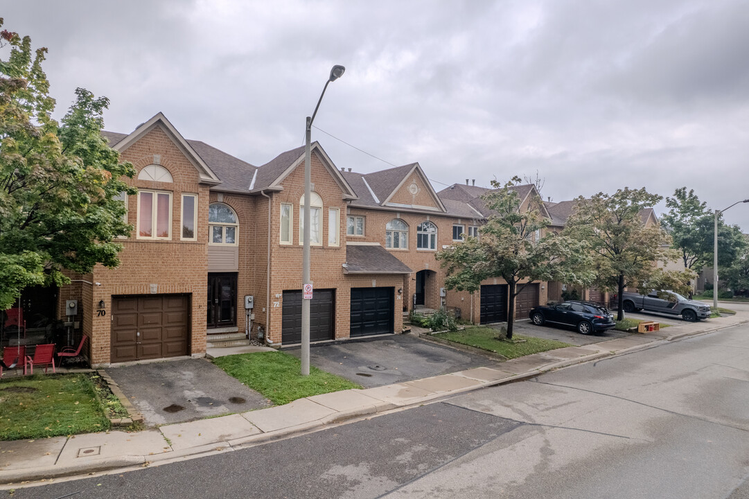 15 Brocklebank Crt in Brampton, ON - Building Photo