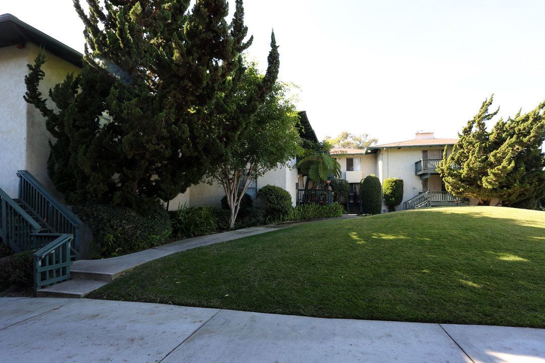 Westview Apartments in Newport Beach, CA - Foto de edificio