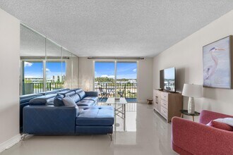 1009 N Ocean Blvd in Pompano Beach, FL - Building Photo - Building Photo