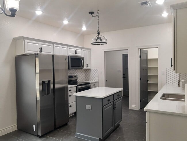 1839 Lois St in Kerrville, TX - Building Photo - Building Photo