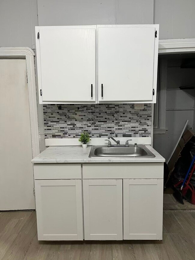 87 Devon St, Unit 2 in Boston, MA - Foto de edificio - Building Photo