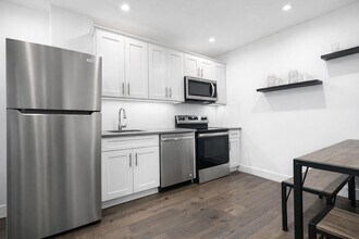 346 W 52nd St, Unit 4D in New York, NY - Building Photo - Building Photo