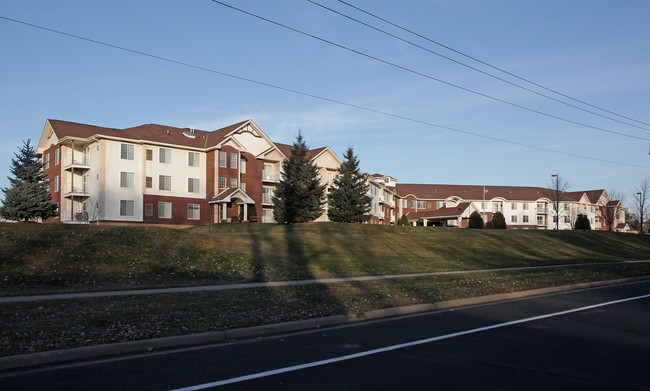 Boulders Senior Living Apartments in White Bear Lake, MN - Foto de edificio - Building Photo