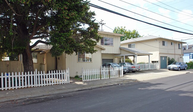 606 E Santa Inez Ave in San Mateo, CA - Foto de edificio - Building Photo
