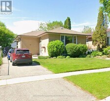 10 Cunard St in Toronto, ON - Building Photo