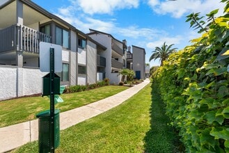 Beachpoint Apartments in Huntington Beach, CA - Foto de edificio - Building Photo