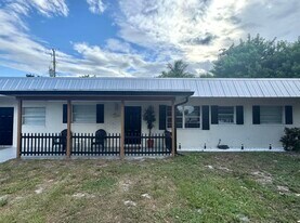 1604 SE Apache Ave in Stuart, FL - Building Photo