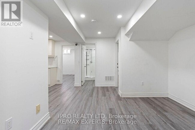 property at 30 Larchwood Pl