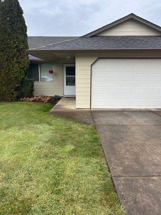 742 Benjamin Ave in Cottage Grove, OR - Building Photo